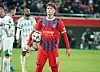 Paul Wanner hat den Ball vor dem Elfmeter gegen Ljubljana unterm Arm.