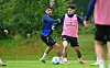 Nicolas Oliveira und Bilal Yalcinkaya kämpfen im HSV-Training um den Ball.