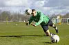 Pierre-Michel Lasogga macht einen Flugkopfball im Training des VfB Lübeck.