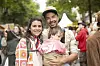Anni (31) und Alex (40) schätzen den Flohmarkt in die Angebote für Kinder.
