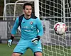 Fußball-Torhüter Arne Espeel hält einen Ball
