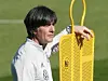 Jogi Löw möchte nach dem Abschied von der Nationalmannschaft erst einmal keinen neuen Trainerjob annehmen.