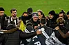 Alexander Blessin hält eine Ansprache im Kreis seiner Spieler nach der 0:1-Niederlage gegen Union Berlin.