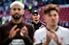 Elias Saad, Alexander Blessin und Philipp Treu klatschen Beifall