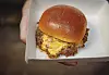 So sah der „Butter-Burger“ im vergangenen Jahr aus. Diesmal gibt es eine Chili-Cheese-Variante.