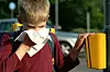 Schüler putzt sich die Nase