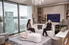 MOPO-Reporterin Charlotte Nzimiro (l.) im Gespräch mit Lena Gercke (r.). Das Sofa und der Hocker sind ebenfalls aus der LeGer-Home-Kollektion.
