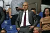 DFB Präsident Bernd Neuendorf steht in der Veltins-Arena mit den Händen in die Hüfte gestemmt.