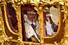 König Charles III. winkt der Menge in London zu.