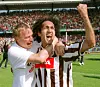 Aufstiegs-Torschütze Deniz Baris (r.) feiert 2001 in Nürnberg mit seinem Entdeckeer Joachim Philipkowski.