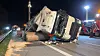 Der mit Papierrollen beladene Lkw kippte um.