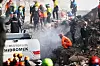 Rettungskräfte suchen in den Trümmern nach Überlebenden.
