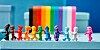 Ganz in den Farben der Pride-Flagge gehalten haben diese Lego-Figuren eine ganz besondere Message.