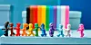 Ganz in den Farben der Pride-Flagge gehalten haben diese Lego-Figuren eine ganz besondere Message.