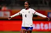 Naomi Girma (USA) breitet die Arme aus