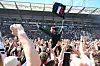 Fabian Hürzeler lässt sich von den St. Pauli-Fans auf Händen tragen