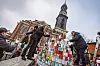 Gestapelte Dosen vor dem Hamburger Michel