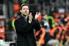 Leverkusens Trainer Xabi Alonso applaudiert an der Seitenlinie.