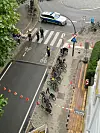 Polizisten stehen neben der Straßensperrung.