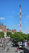 Schönes Wetter und gute Laune: Die Vergnügungsmeile am Hafengeburtstag.