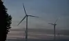 Windkrafträder stehen in leiten Nebel auf einem Feld. (Symbolbild)