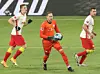 Leipzigs Torwart Peter Gulacsi mit den RB-Verteidigern Marcel Halstenberg (l.) und Willi Orban (r.)