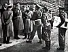 Bereits am 3. Mai 1945 übergab Generalmajor Alwin Wolz (2.v.l.) die Stadt Hamburg an den britischen Brigadier Douglas Spurling (3.v.r.).