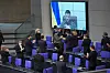 Der ukrainische Präsident Wolodymyr Selenskyj spricht im Bundestag und bekommt Applaus von der Bundesregierung.