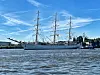 Das Segelschulschiff „Dar Młodzieży“ an den Landungsbrücken.
