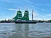 Das Segelschiff „Alexander von Humboldt II“ an den Landungsbrücken.