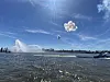 Drei Kugeln explodierten über der Elbe zur Eröffnung des Hafengeburtstages.