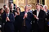 Peter Tschentscher, Stefan Kuntz und Eric Huwer applaudieren beim Rathaus-Empfang für den HSV