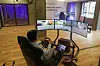 Ein Tele-Fahrer steuert im Büro ein Vay-Auto.