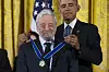 Der damalige US-Präsident Barack Obama ehrt den Komponisten Stephen Sondheim mit der Friedensmedaille.