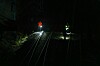 Einsatzkräfte suchen die Gleise auf der Bahnstrecke Hamburg-Bremen nach Steinen ab.