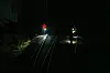 Einsatzkräfte suchen die Gleise auf der Bahnstrecke Hamburg-Bremen nach Steinen ab.
