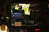 Polizisten geben dem Mann, der abgeschoben wird, im Bus Anweisungen.