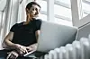 Mann mit Laptop