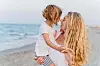 Mutter mit Kind am Strand