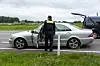 Polizisten durchsuchen das Fluchtauto, einen silbernen Mercedes.