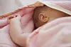 Schlafendes Baby unter einer rosafarbenen Decke