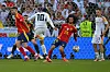 Jamal Musiala schießt Marc Cucurella an die Hand