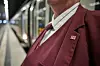 Mann verkleidet sich als Bahnmitarbeiter und erschnorrt so kostenlose Zugfahrten durch ganz Norddeutschland
