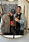 Kevin Maxen lächelt mit seinem Freund Nicholas Garcia in die Kamera
