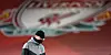 Bald nicht mehr allein zu Haus: Jürgen Klopp im leeren Anfield