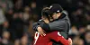 Liverpools Trainer Jürgen Klopp umarmt den Torschützen Roberto Firmino.