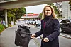 Astrid G. (53) ist es wichtig, dass trotz des breiten Radwegs der Autofluss immer noch gewährleistet ist.