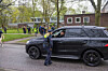 Eine Polizistin im Gespräch mit einem Vater, der sein Kind mit einem Mercedes-SUV bis vor die Schule gefahren hatte.