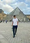 Scott Banks vor dem Louvre in Paris