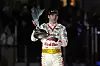 Max Verstappen mit der Siegertrophäe